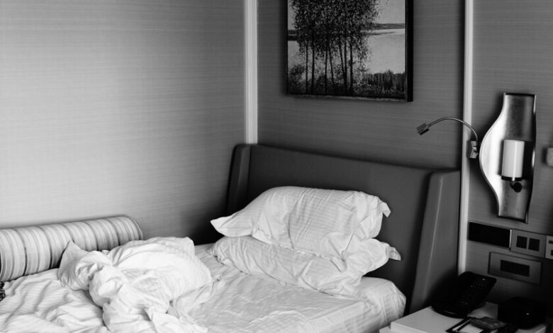 Cama sin hacer con sábanas arrugadas sobre un colchón blanco