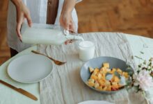 Vaso de kéfir casero con frutas, ejemplo de alimento fermentado rico en proteínas