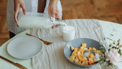 Vaso de kéfir casero con frutas, ejemplo de alimento fermentado rico en proteínas