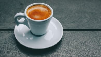 Taza de café humeante sobre una mesa, símbolo del estudio sobre microbioma intestinal