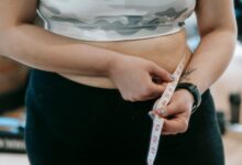 Persona midiendo su progreso en una dieta de adelgazamiento rápido