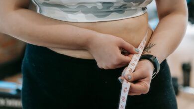 Persona midiendo su progreso en una dieta de adelgazamiento rápido