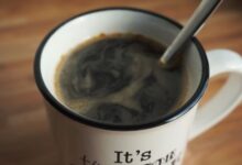 Taza de café humeante sobre mesa al amanecer