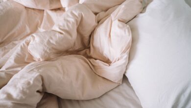 Edredón nórdico blanco sobre cama en una habitación de invierno