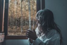 Persona disfrutando de la lluvia mientras escucha el sonido del agua