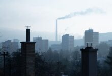 Imagen que muestra la contaminación atmosférica sobre una ciudad