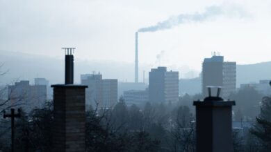 Imagen que muestra la contaminación atmosférica sobre una ciudad