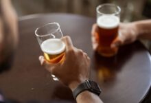 Vaso de cerveza sobre una mesa, símbolo del mito de que cura la resaca
