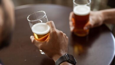 Vaso de cerveza sobre una mesa, símbolo del mito de que cura la resaca