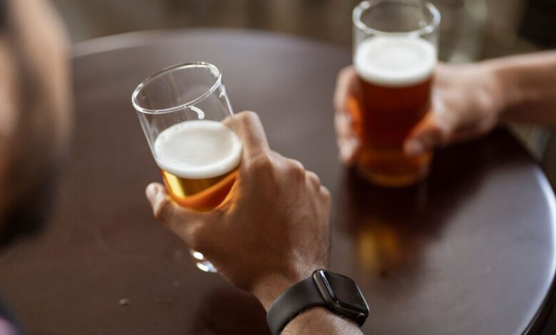 Vaso de cerveza sobre una mesa, símbolo del mito de que cura la resaca