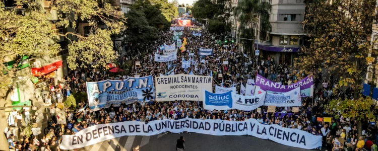 Concentración de la Marcha Federal Universitaria en el Monumento del Centenario de la Reforma Universitaria, Ciudad Universitaria, Córdoba
