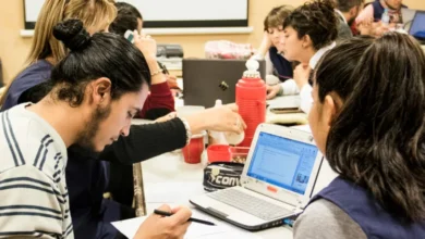 Estudiantes cordobeses revisando la convocatoria de preinscripción a carreras superiores 2027