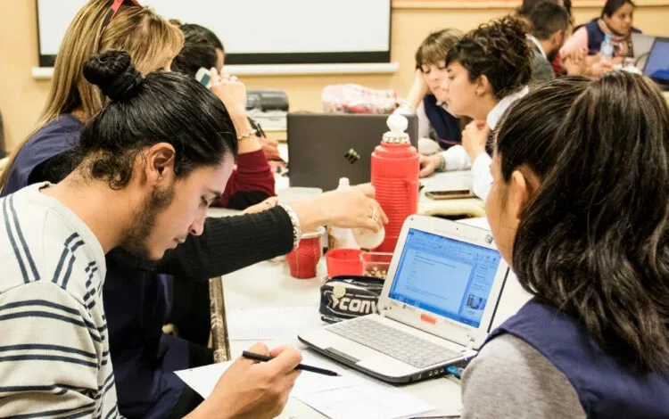 Estudiantes cordobeses revisando la convocatoria de preinscripción a carreras superiores 2027