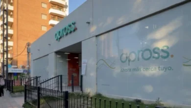 Logotipo de APROSS y representantes en la sede de FEDECOM durante el anuncio de afiliaciones