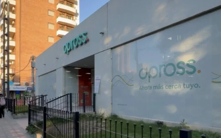 Logotipo de APROSS y representantes en la sede de FEDECOM durante el anuncio de afiliaciones