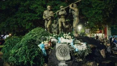 Monumento a los Héroes de Malvinas en la Plaza de la Intendencia de Córdoba, punto de encuentro del Banderazo por la soberanía argentina