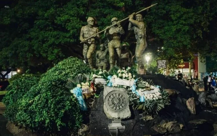 Monumento a los Héroes de Malvinas en la Plaza de la Intendencia de Córdoba, punto de encuentro del Banderazo por la soberanía argentina