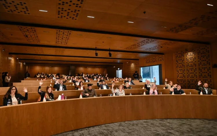Sesión del Concejo Deliberante de Córdoba aprobando la ordenanza 7244
