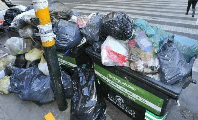 Camión de recolección de residuos circulando por una calle del centro de Córdoba