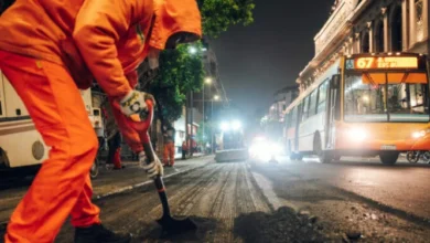 Obra de asfaltado en bulevar Chacabuco, Córdoba, con maquinaria y señalización de tránsito.
