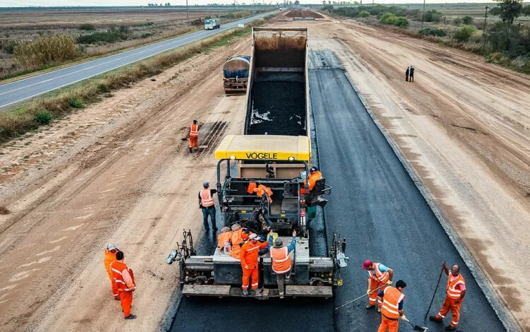 Obra de la Autopista 19 en Córdoba con maquinaria y señalización
