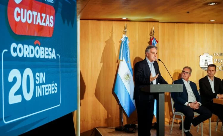 Gobernador Martín Llaryora anunciando la ampliación de planes de financiación en el Centro Cívico
