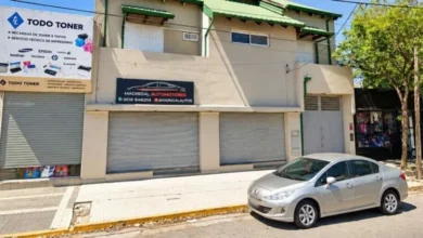 Fachada vacía de Madrigal Automotores en avenida Donato Álvarez, Córdoba