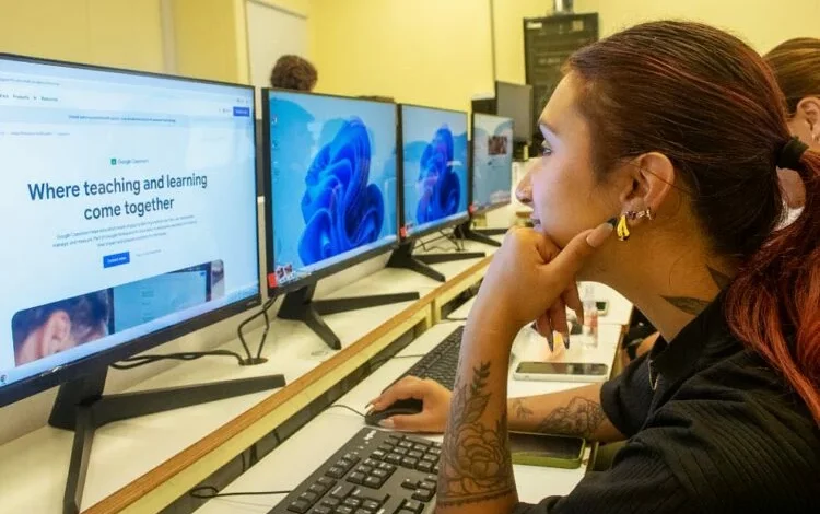 Escuela de la Facultad de Arte y Diseño de la UPC anunciando la Licenciatura en Comunicación