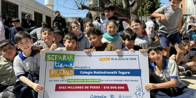 Alumnos de una escuela secundaria de Córdoba separando residuos para el concurso reciclaje