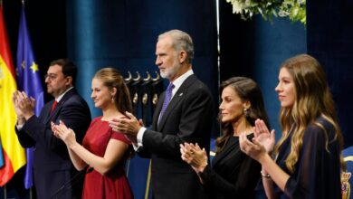 Reyes Felipe VI y Letizia con la princesa Leonor y la infanta Sofía en la alfombra roja de los Premios Princesa de Asturias 2026 en Oviedo