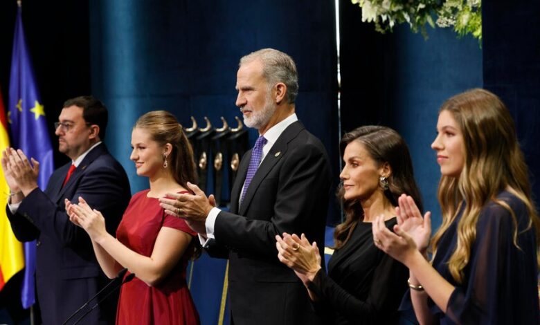 Reyes Felipe VI y Letizia con la princesa Leonor y la infanta Sofía en la alfombra roja de los Premios Princesa de Asturias 2026 en Oviedo