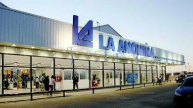 Fachada de la nueva sucursal de La Anónima en Bell Ville con paneles solares