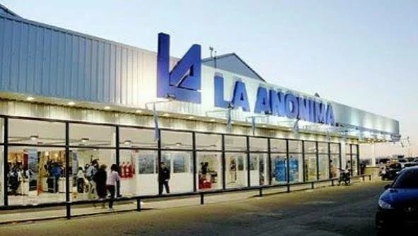 Fachada de la nueva sucursal de La Anónima en Bell Ville con paneles solares