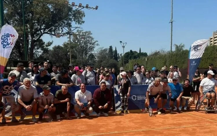 Clase de tenis adaptado en silla de ruedas en el Córdoba Lawn Tennis Club