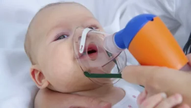 Niño pequeño recibiendo la vacuna contra el virus sincitial respiratorio en un centro de salud de Córdoba