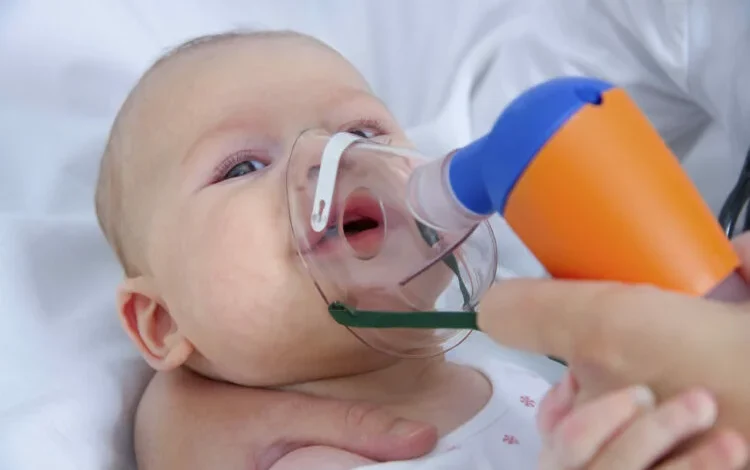 Niño pequeño recibiendo la vacuna contra el virus sincitial respiratorio en un centro de salud de Córdoba