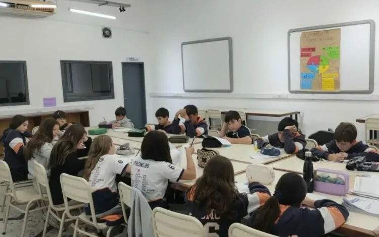 Alumnos de sexto grado realizando la prueba piloto PRISMA de inglés en una escuela de Córdoba