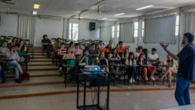 Estudiantes de la UNC trabajando en una Tecnoteca CREA con equipos de impresión 3D y cámaras