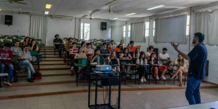 Estudiantes de la UNC trabajando en una Tecnoteca CREA con equipos de impresión 3D y cámaras