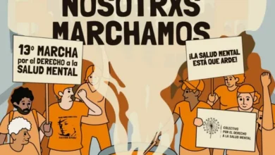 Manifestantes de la Marcha por la Salud Mental en la intersección de Colón y General Paz, Córdoba