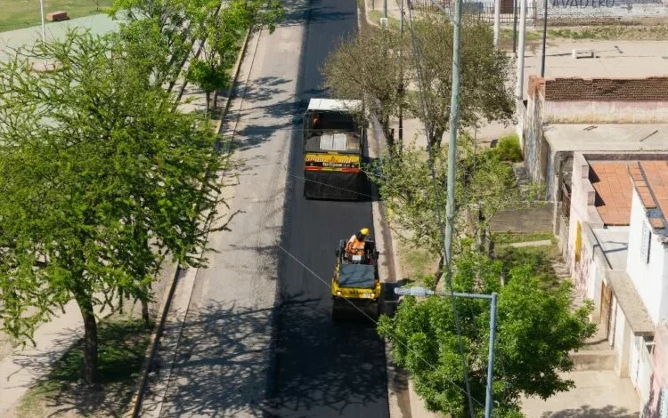 Obra de asfaltado en la calle Fermín Martín, Argüello Norte