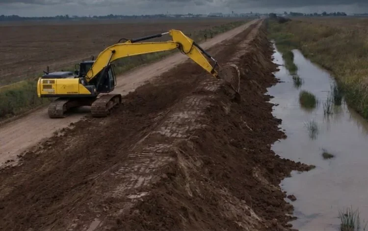 Obras de drenaje y enarenado en caminos rurales de la provincia de Córdoba