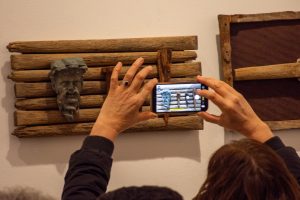 Escultura de Sergio Blatto en el Paseo del Buen Pastor, combinación de metal y cerámica que evoca dioses en tránsito