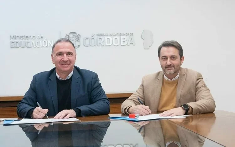Firma del convenio entre el Ministerio de Educación y la Cámara de las Industrias Plásticas de Córdoba