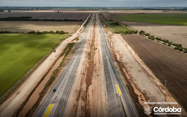 Gobernador Martín Llaryora durante la inauguración del nuevo tramo de la Autopista Ruta 19 en Córdoba