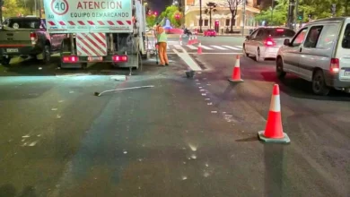 Obra de rehabilitación de la calle General Paz con maquinaria y señalización nocturna en Córdoba