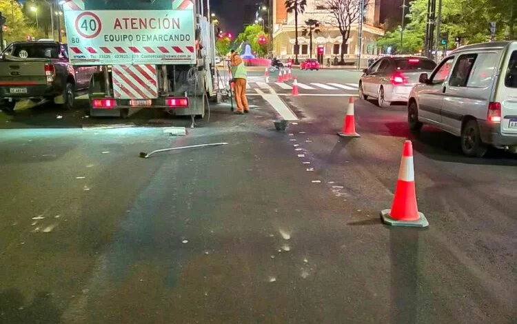 Obra de rehabilitación de la calle General Paz con maquinaria y señalización nocturna en Córdoba