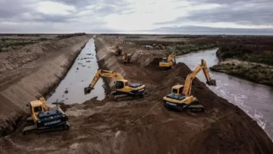 Obra de readecuación de canal en la zona rural de Córdoba, parte del plan provincial de infraestructura hídrica
