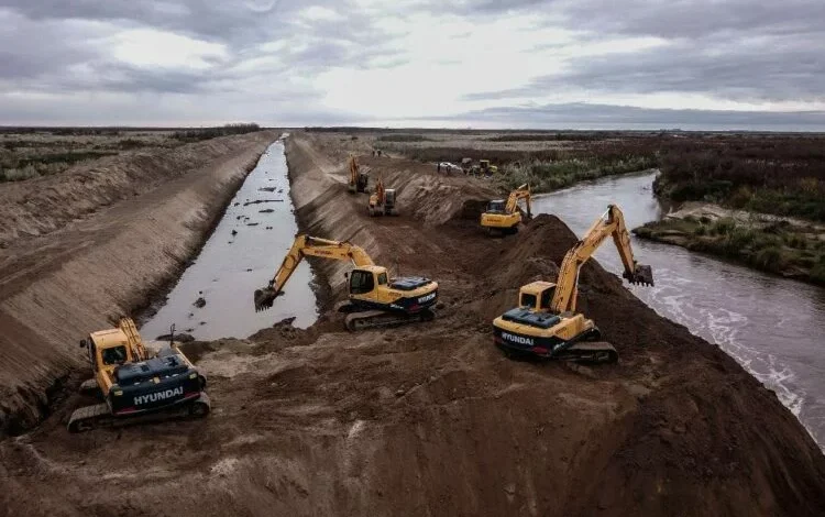 Obra de readecuación de canal en la zona rural de Córdoba, parte del plan provincial de infraestructura hídrica