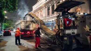 Obreros trabajando en la rehabilitación de la avenida Humberto Primo durante la noche en Córdoba
